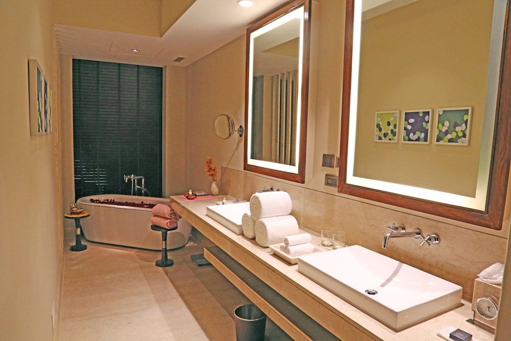 Luxury Suite, 1 King Bed Luxury Suite, 1 King Bed