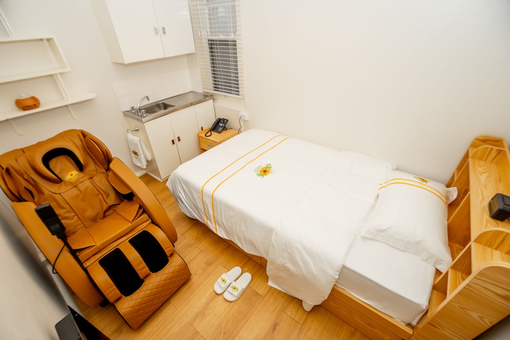 Deluxe Single Room, Shared Bathroom photo 1