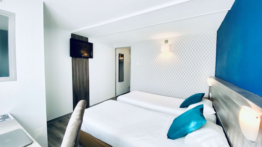 Standard Room, 2 Twin Beds - Photo 12