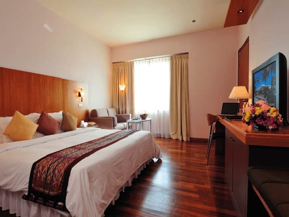 Deluxe Room, 1 King Bed photo 2