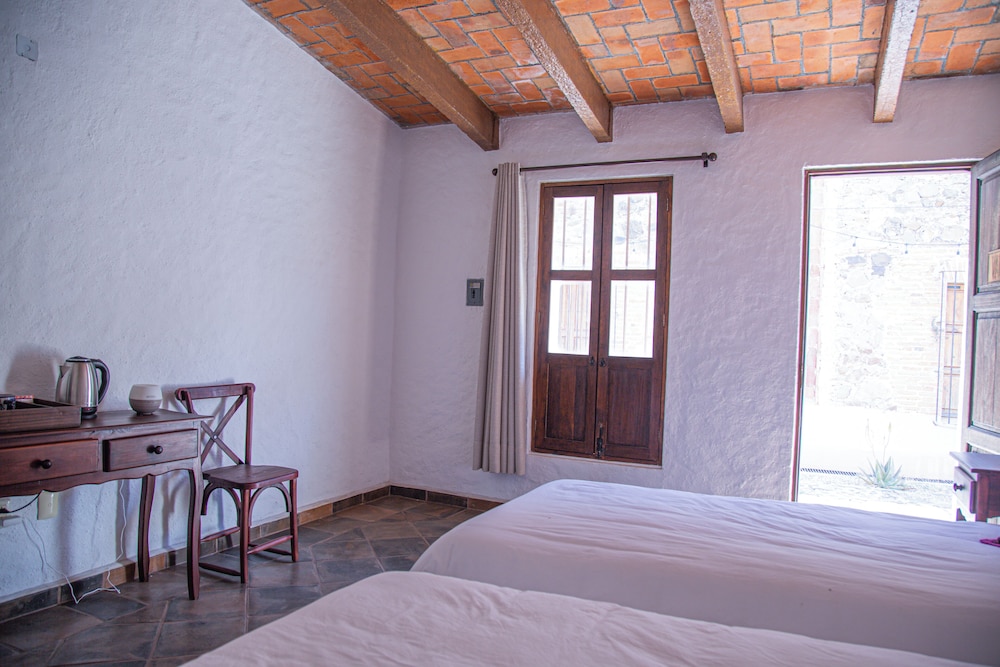 Deluxe Room, 1 Queen Bed photo 3