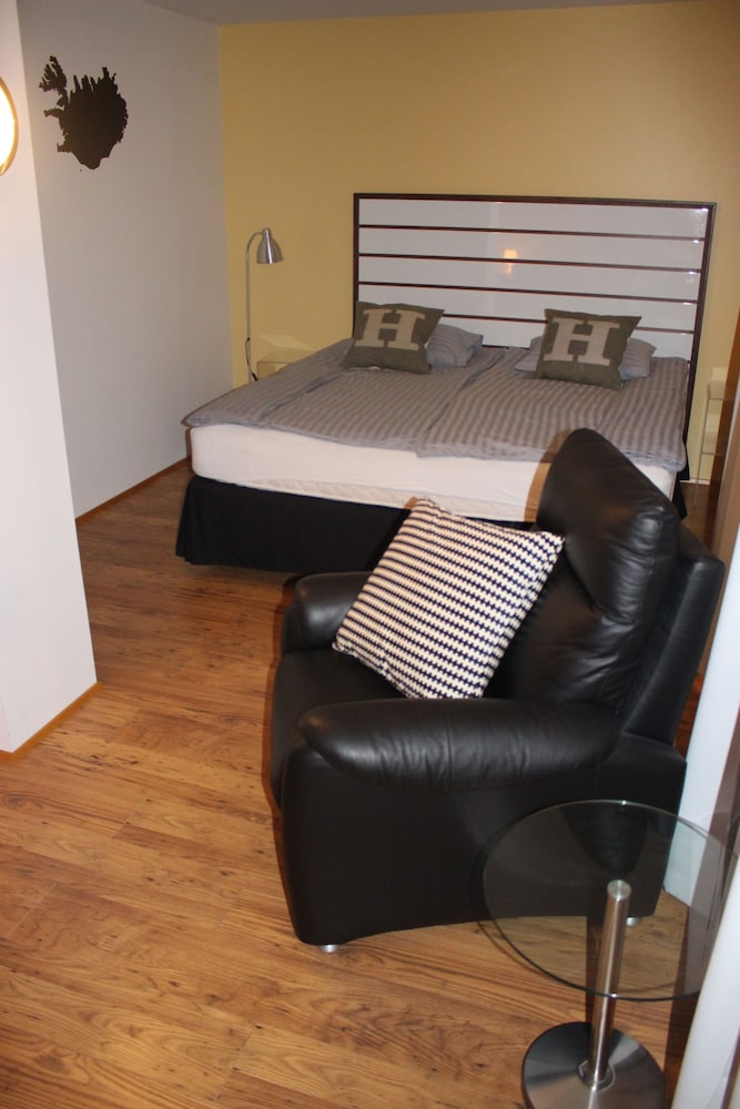 Family Room, Private Bathroom - Photo 2