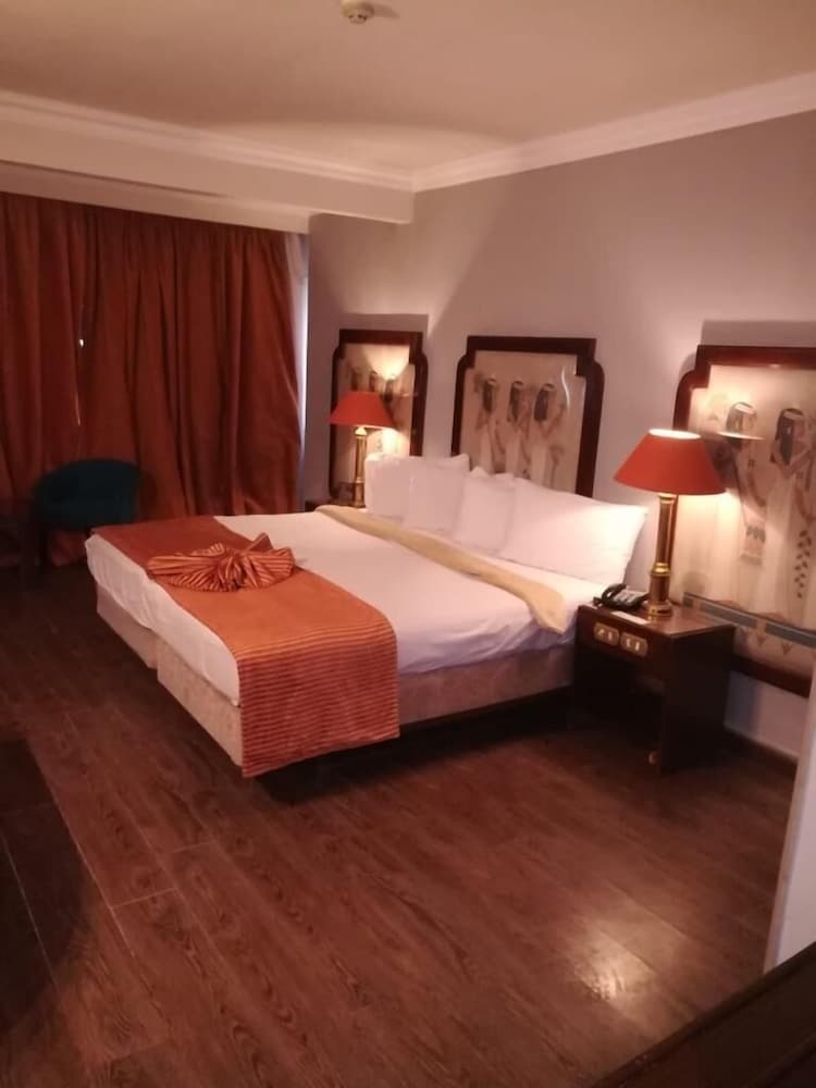 Standard Double Or Twin Room - Photo 17