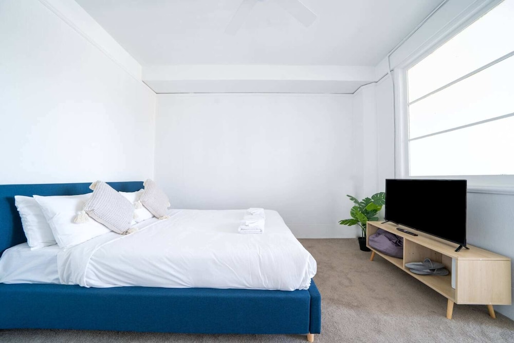 Basic Apartment, 1 Queen Bed photo 2