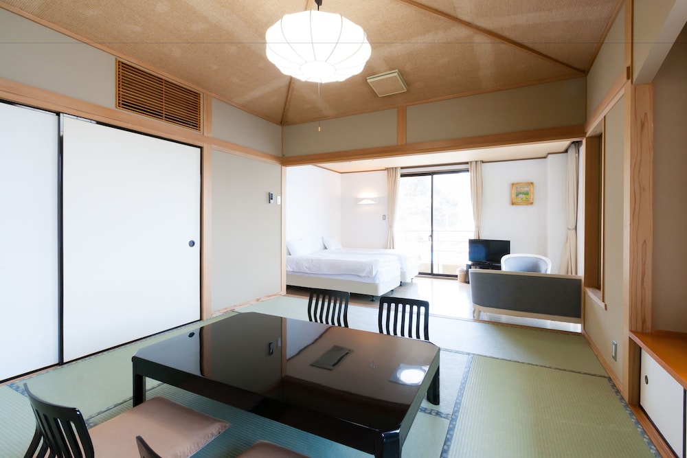 Japanese-Western Style Quintuple Room, Private Bathroom photo 3
