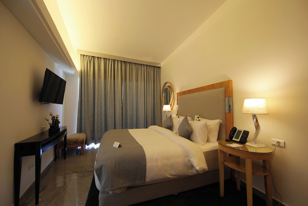 Premium Suite, 1 King Bed - Photo 1