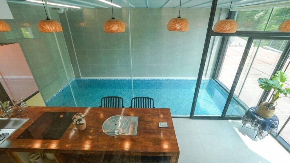 Room (F2) - Photo 1