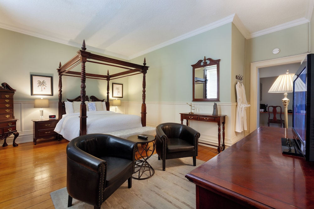 Deluxe Room, 1 Queen Bed photo 2