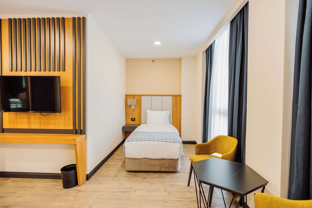 Standard Room, Multiple Beds, Accessible, Non Smoking - Photo 8