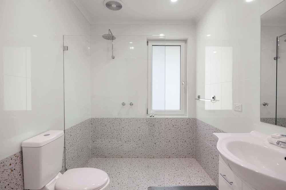 Standard Apartment, 1 Queen Bed, Kitchenette, Courtyard Area - Photo 3