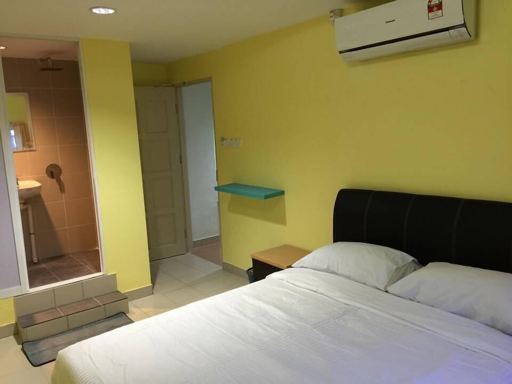 Economy Double Room, 1 Queen Bed photo 3