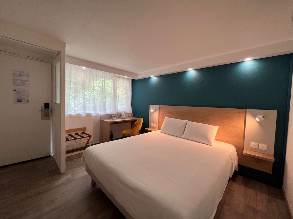 Standard Room, 2 Twin Beds - Photo 12