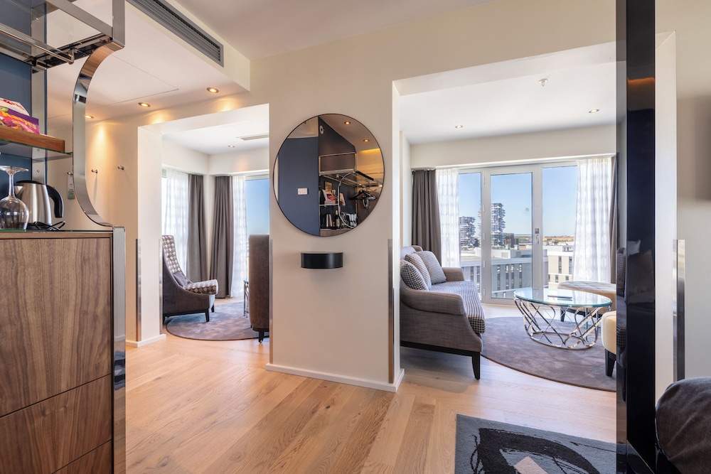 Suite - Photo 2