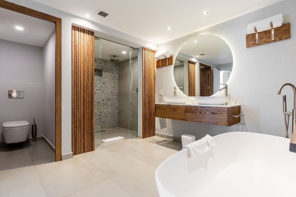 Sea View Suite - Photo 8