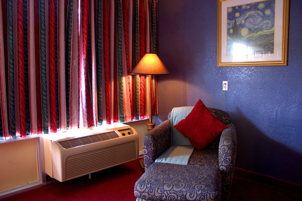 Standard Room, 1 King Bed, Non Smoking photo 3