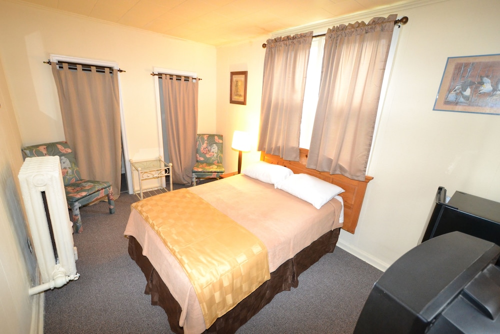 Poker - Microwave/fridge in room. Shared community restrooms/showers. photo 1