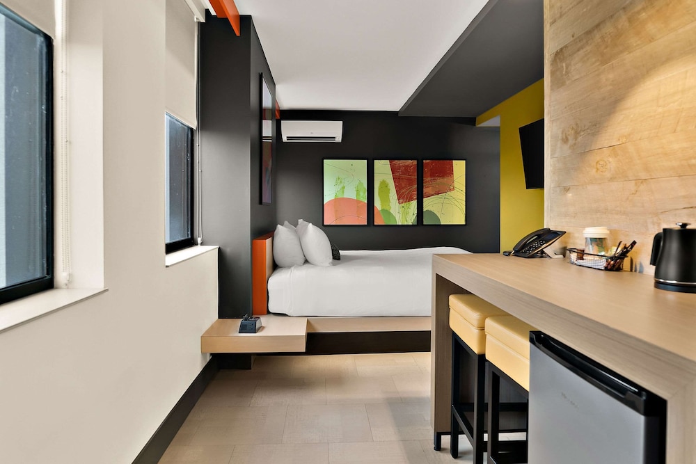 Suite, 1 King Bed, Non Smoking photo 2