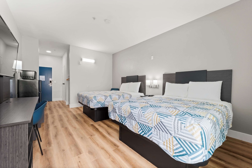 Standard Room, 2 Queen Beds, Non Smoking - Photo 2