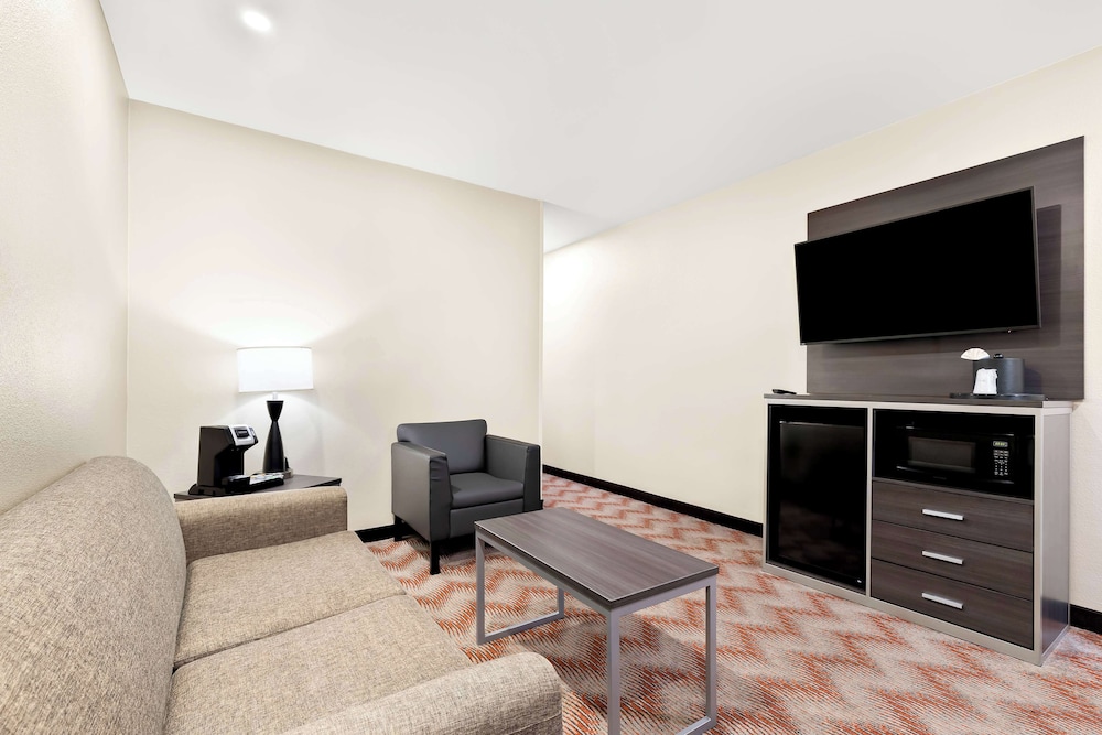 Suite, 1 King Bed, Non Smoking, Refrigerator & Microwave (with Sofabed) photo 2