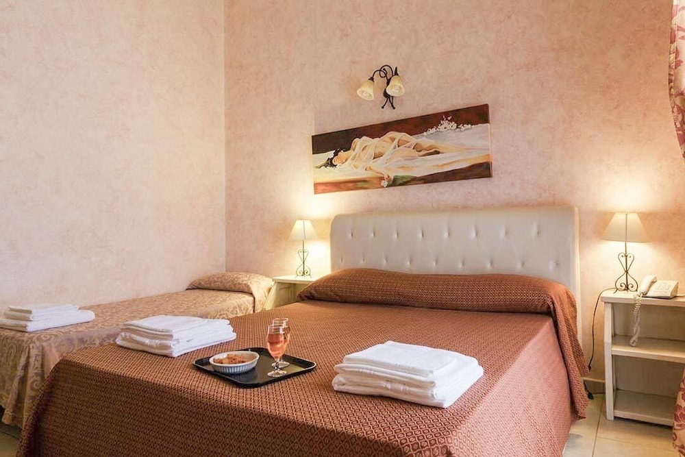 Standard Triple Room, Partial Sea View photo 3
