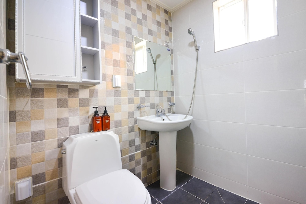 Basic Room, 1 Bedroom (202 ( F2 )) - Photo 2