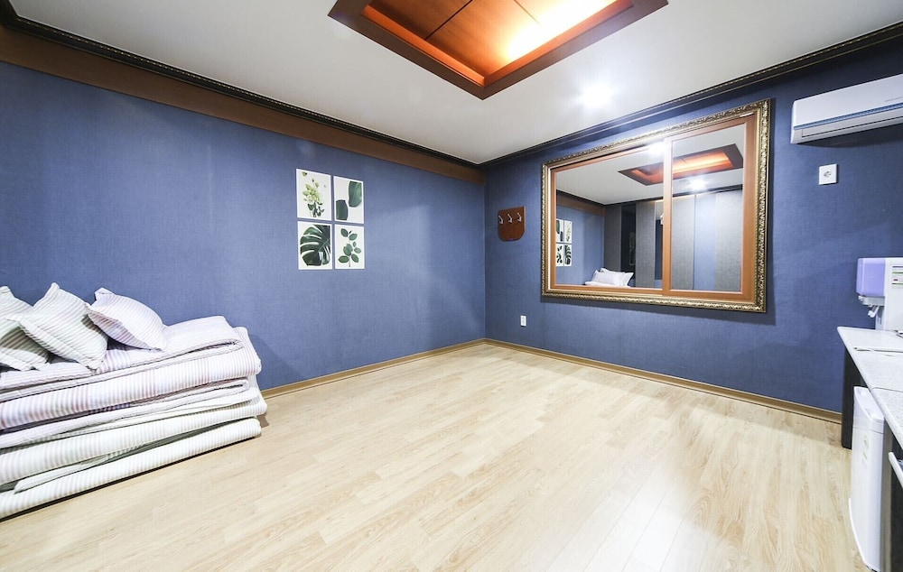 Room (Korean Ondol)