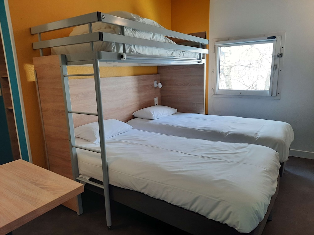Standard Room, 3 Twin Beds - Photo 16