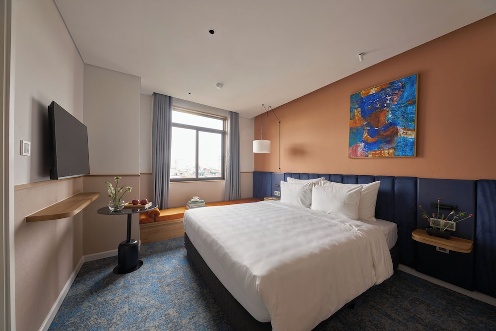 Standard with 1 King Bed without View photo 2