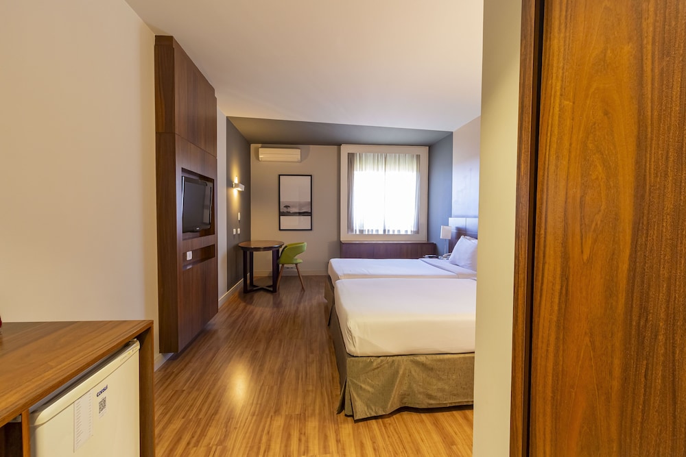 Deluxe Room, 1 Queen Bed - Photo 4