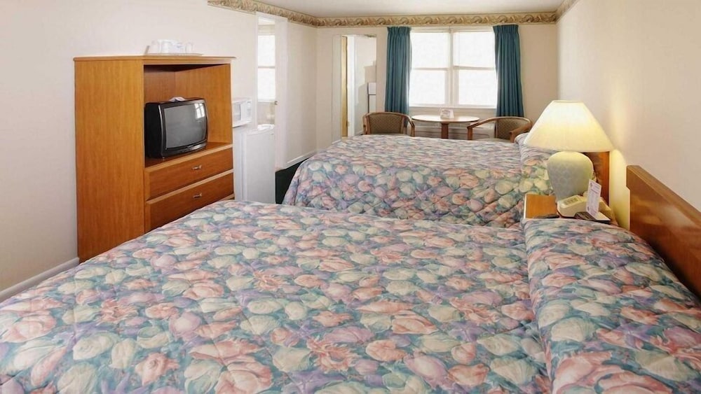 Room, Multiple Beds, Non Smoking - Photo 2