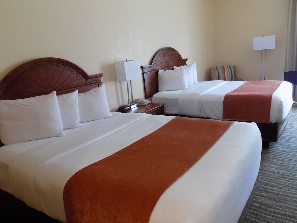 Standard Room, 2 Queen Beds photo 2