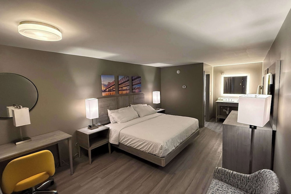 Room, 1 King Bed, Non Smoking - Photo 6