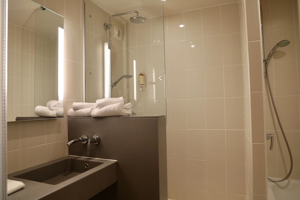 Standard Room, Multiple Beds - Photo 9
