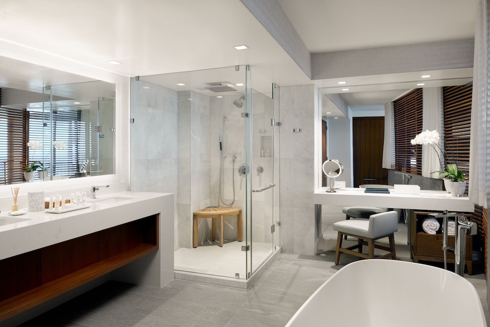 Queen Suite, One King Bedroom, Balcony