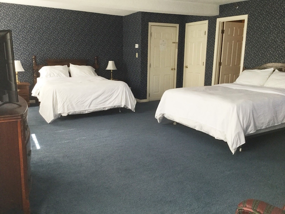 Room 9, 2 Queen Beds, Non Smoking, Private Bath photo 2