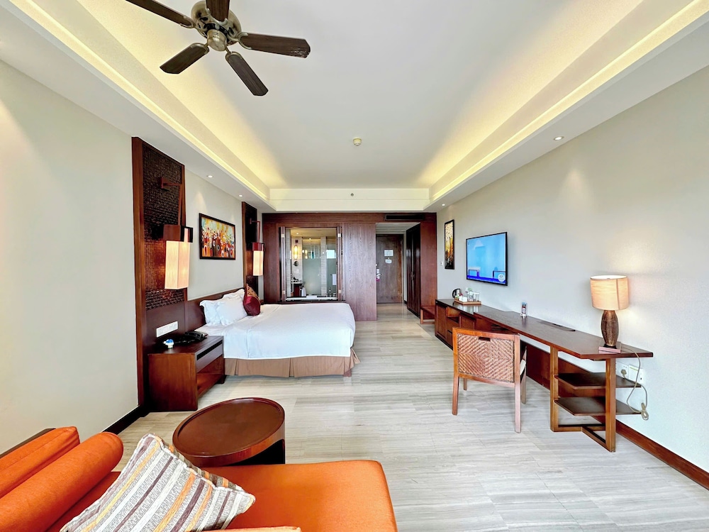 Standard Room, 1 King Bed, Garden View photo 2