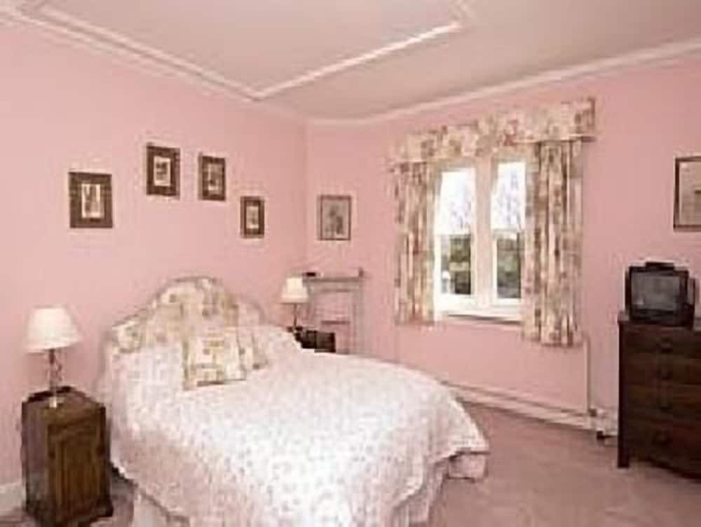 Double Room, Ensuite (Pink Room) - Photo 1
