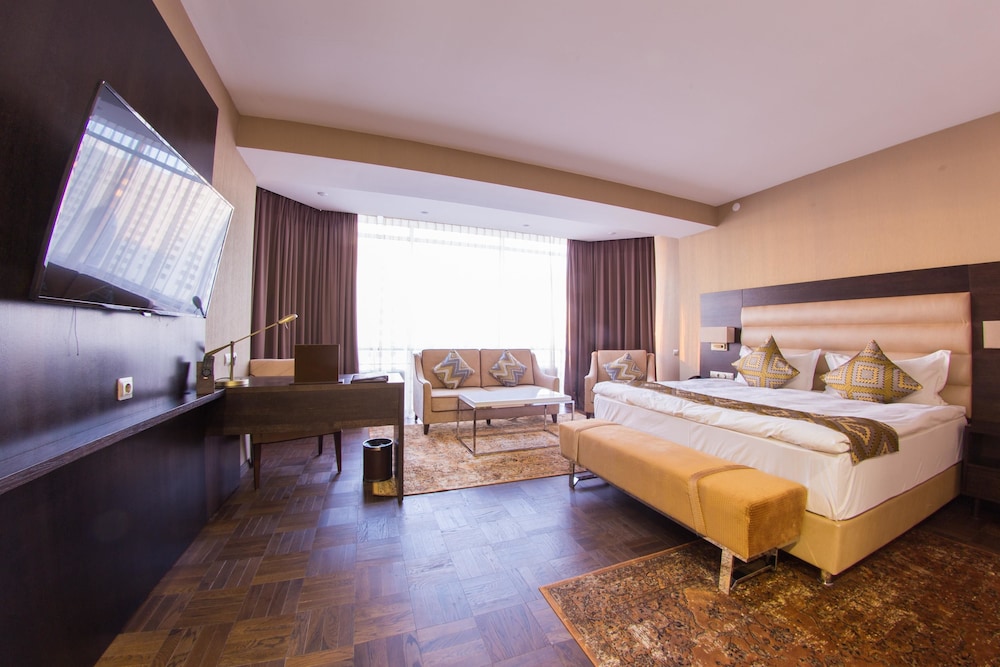 Executive Suite, 1 King Bed, Non Smoking photo 2