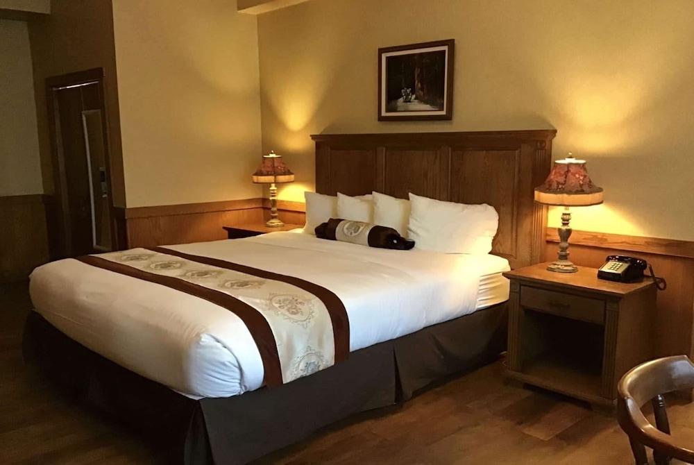 Deluxe Room, 1 King Bed, Accessible, Non Smoking (Mobility/Roll-In Shower)