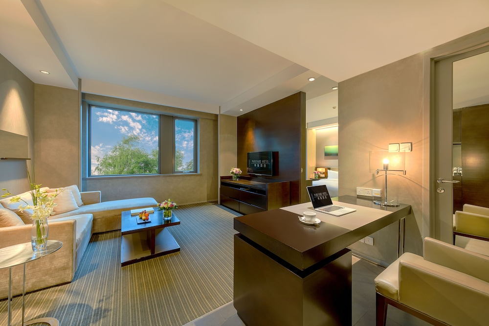 Premier Suite, Garden View thumbnail 5