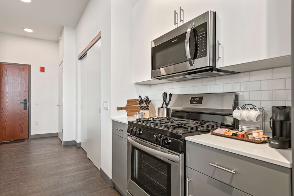 Studio Suite, 1 King Bed, Accessible, Kitchen (Communications) - Photo 1