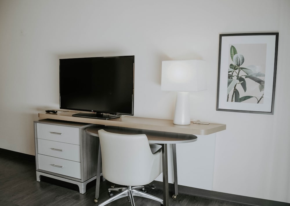 Premium Room, 1 King Bed (TDM Stadium View) - Photo 2