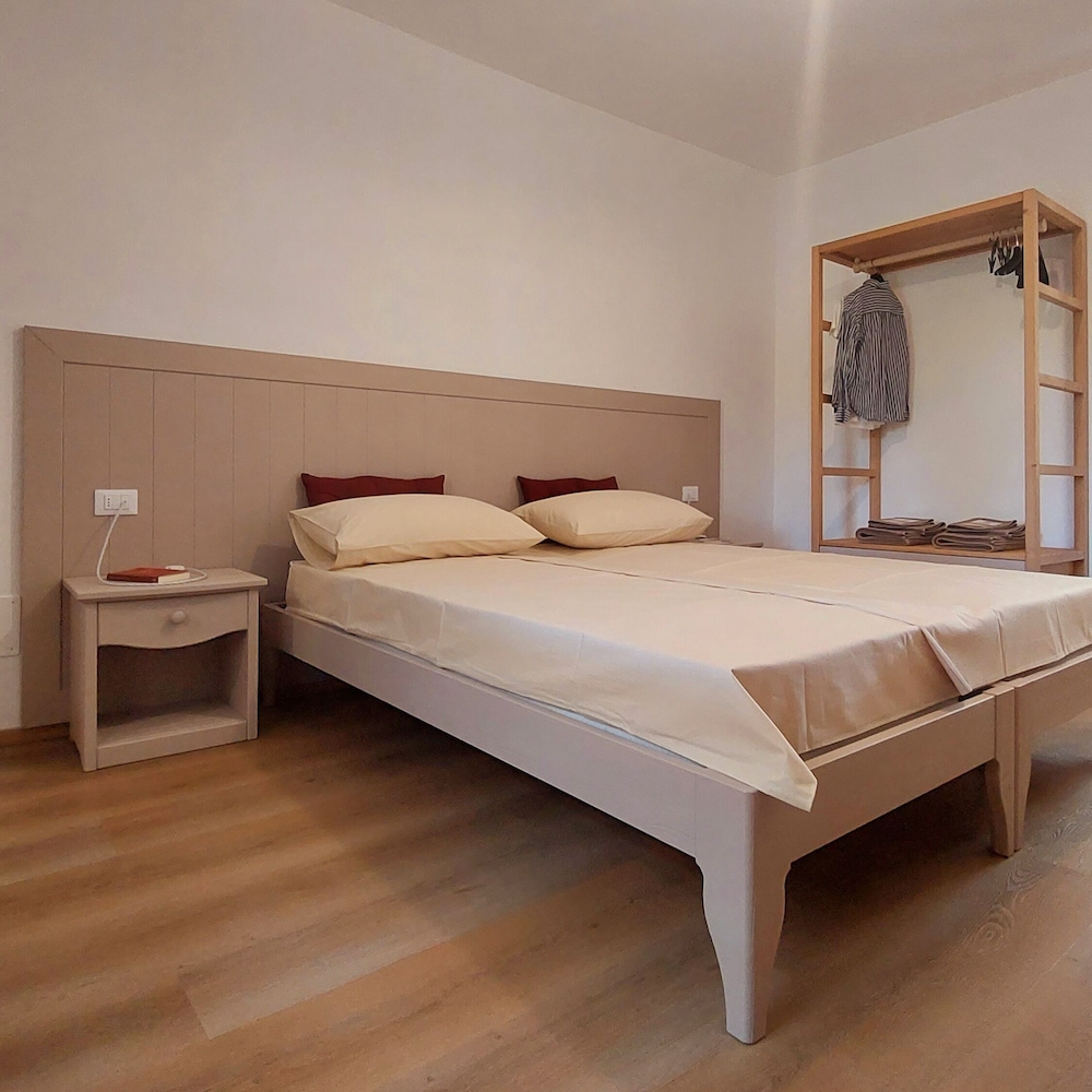 Traditional Apartment, 2 Bedrooms, Kitchen, Hill View photo 1