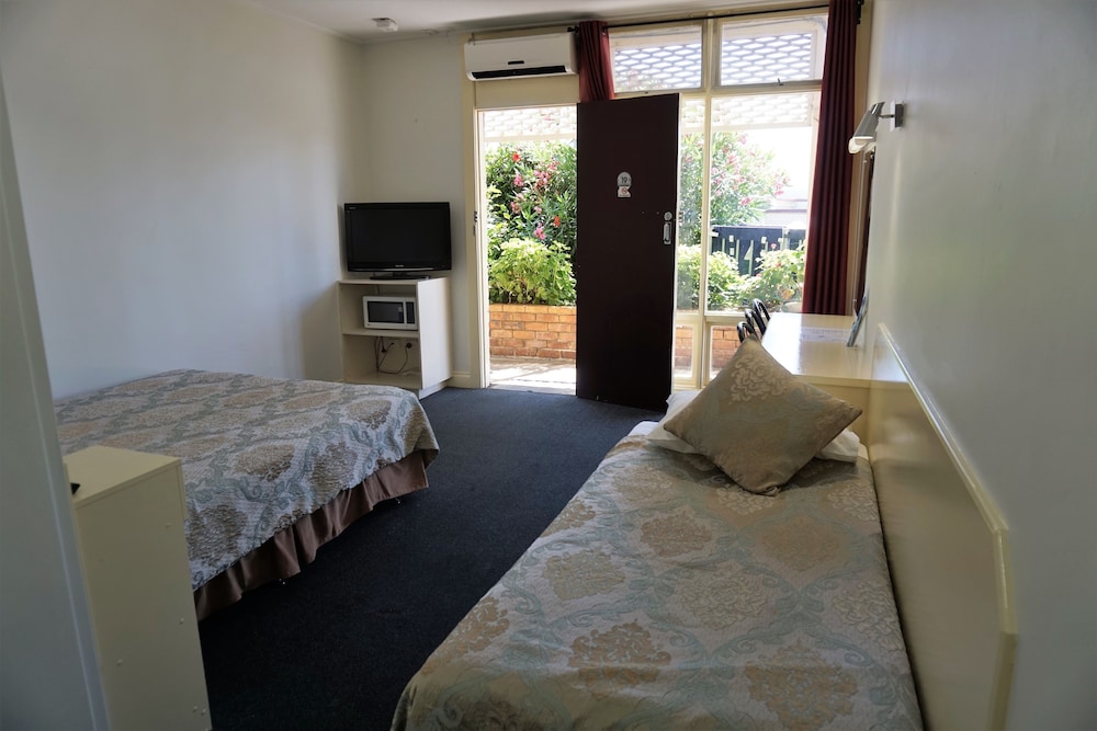 Standard Twin Room, Multiple Beds - Photo 3