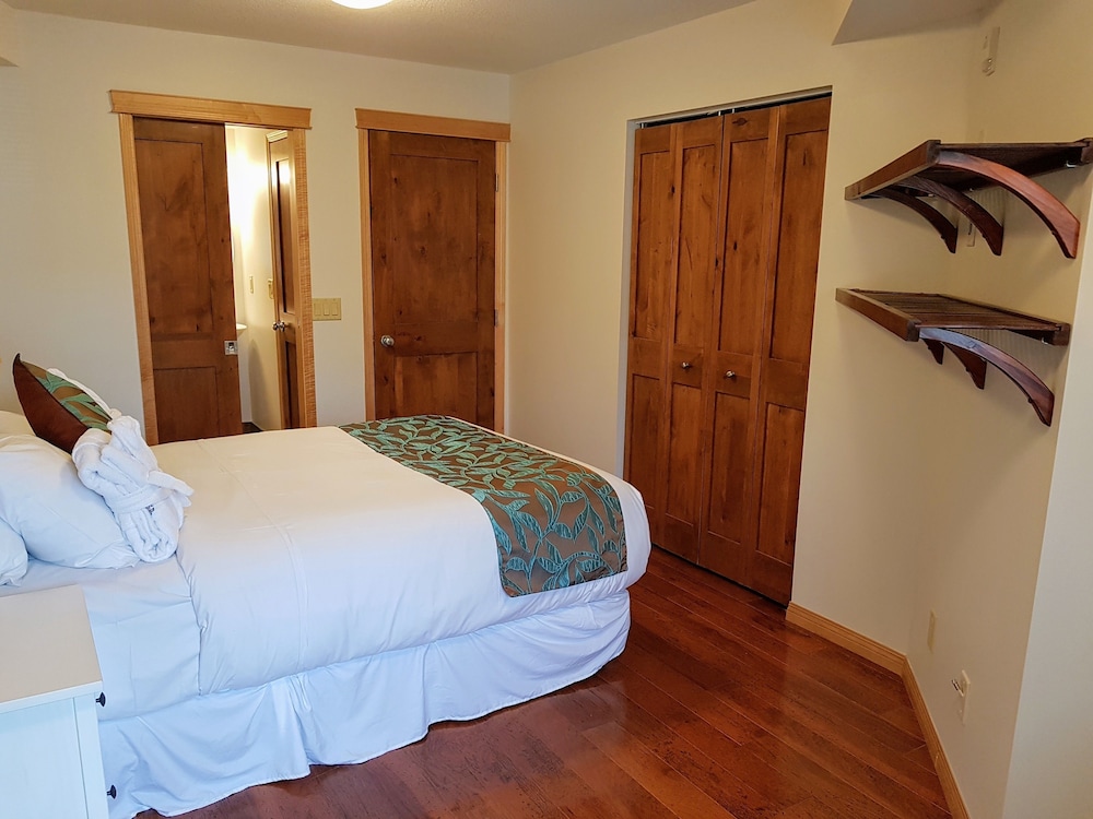 Standard Condo, 1 Bedroom, Balcony, Mountain View photo 2