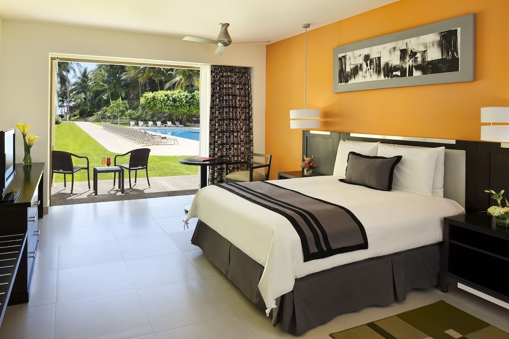 Deluxe Room, 1 King Bed (Tropical View) photo 2