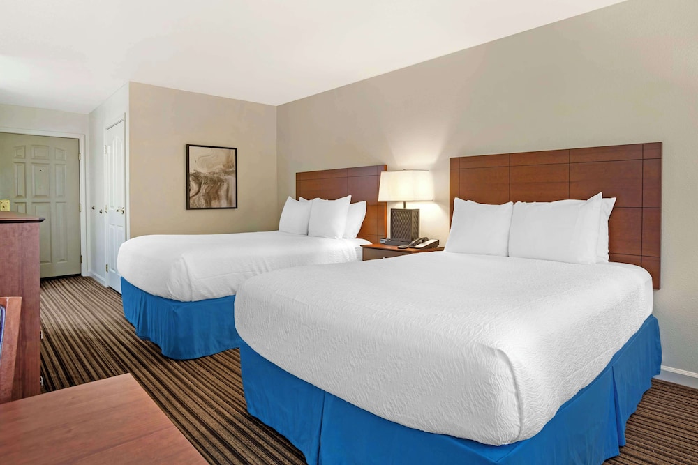 Standard Room, 2 Queen Beds, Non Smoking, Refrigerator & Microwave photo 1