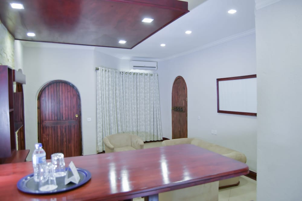 Executive Suite - Photo 6