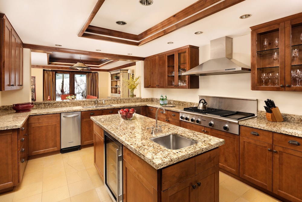 Room, 4 Bedrooms, Non Smoking (The Rendezvous Residence Slopeside) - Photo 2