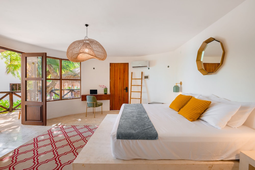 Premier Suite, 1 King Bed, Balcony, Lake View